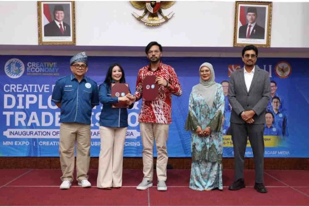 Khairul Rizam (tiga dari kanan) pada majlis pemeteraian memorandum persefahaman (MoU) antara MBWP dan Gerakan Ekonomi Kreatif Nasional (GeKrafs) Indonesia di Kedutaan Besar Republik Indonesia di Kuala Lumpur pada Isnin.