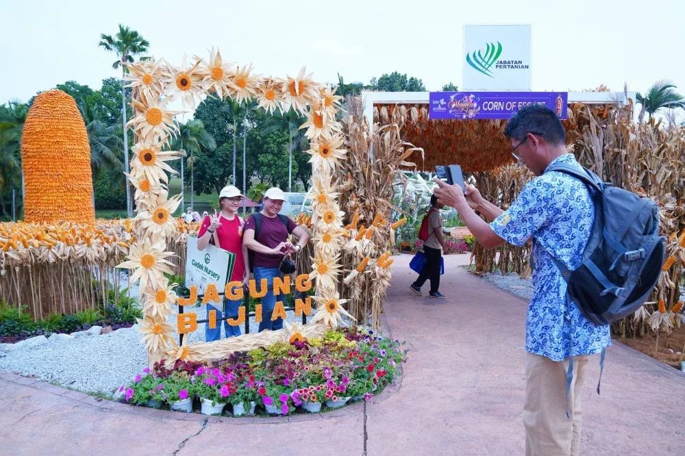 Orang ramai tidak melepaskan peluang merakam gambar kenangan di MAHA 2026.