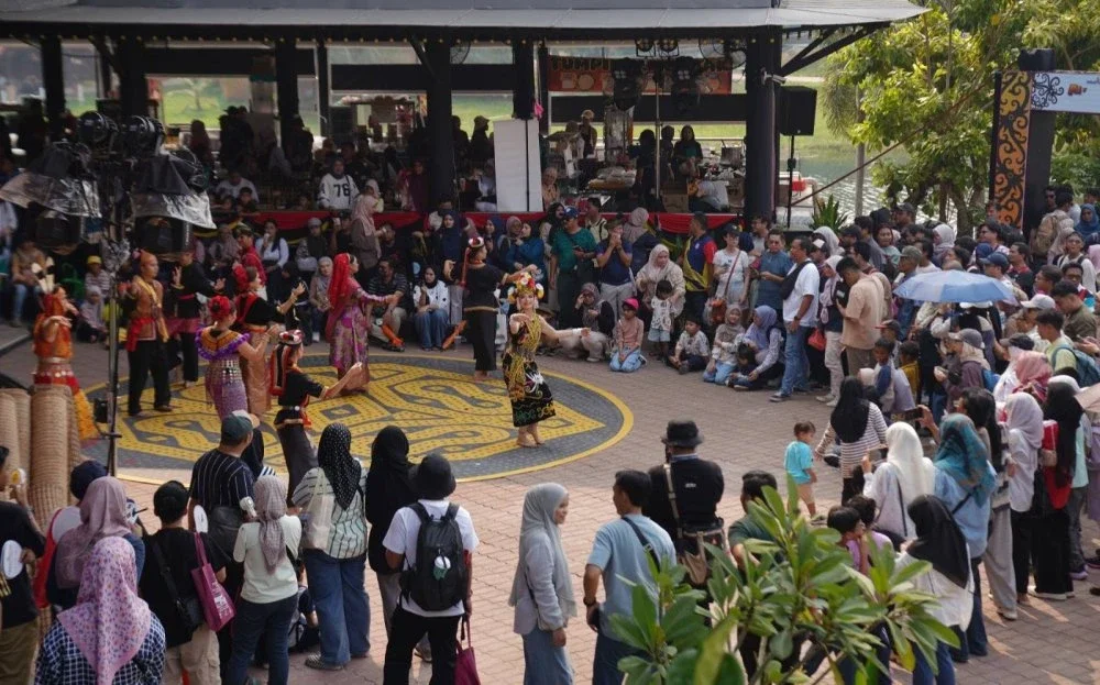 Pertunjukan tarian tradisional masyarakat Sarawak antara yang menarik perhatian pengunjung.