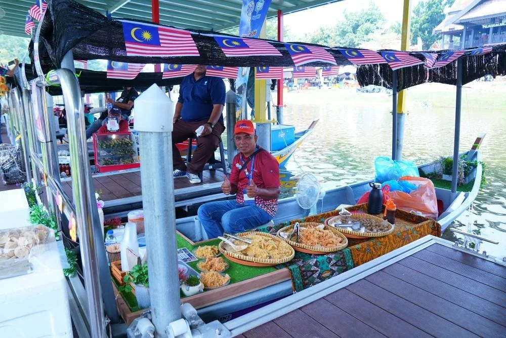 Peniaga makanan turut tidak ketinggalan berniaga di MAHA 2026.