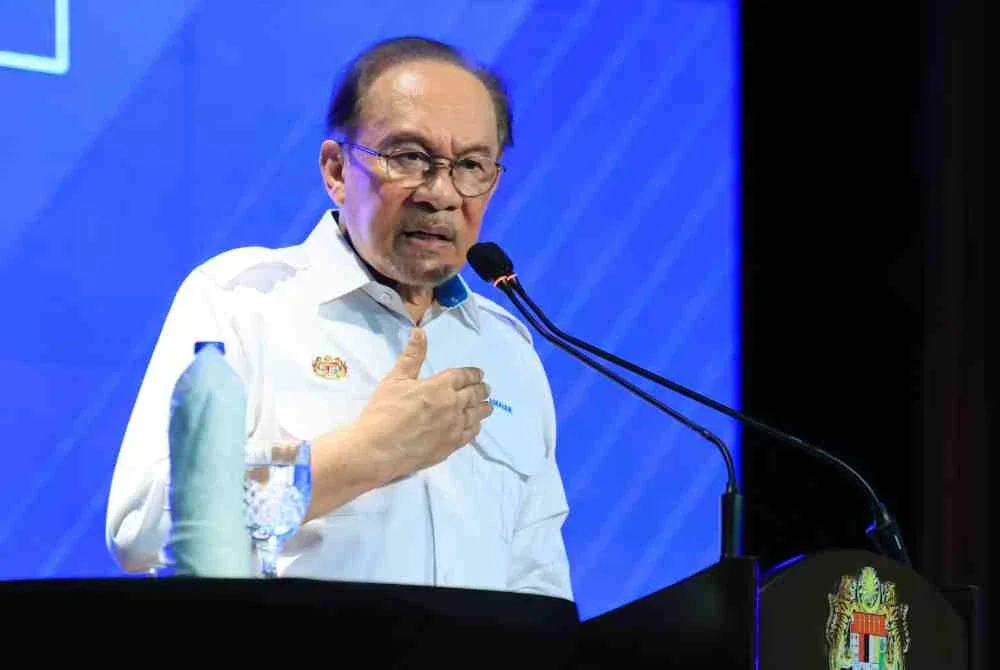Anwar menyampaikan ucapan pada Majlis Perhimpunan Bulanan Kementerian Perladangan dan Komoditi pada Selasa. Foto Bernama