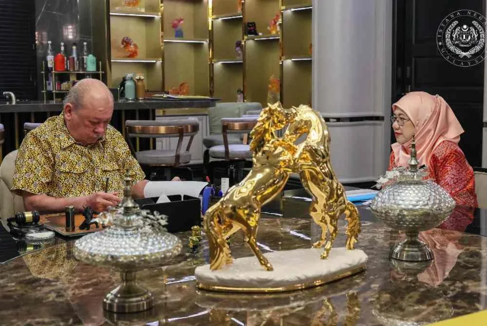 Sultan Ibrahim berkenan dipersembahkan Laporan Ketua Audit Negara (LKAN) 2/2026 Mengenai Penyata Kewangan Kerajaan Persekutuan Tahun 2025. Foto Facebook Sultan Ibrahim Sultan Iskandar