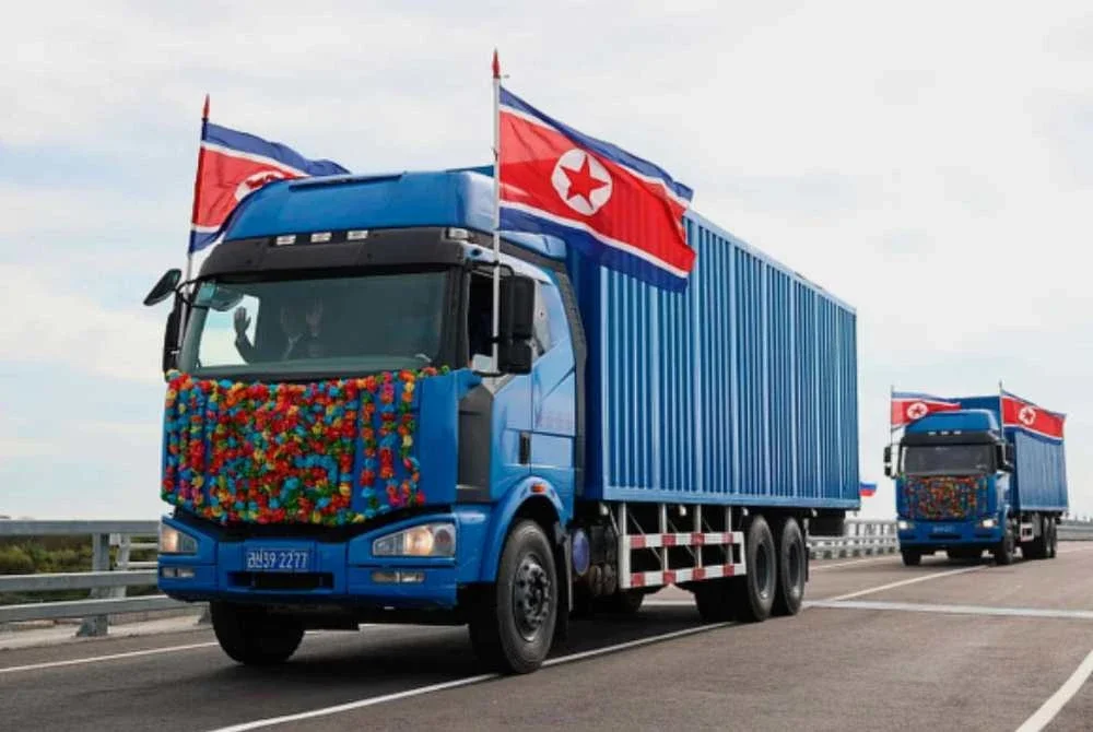 Trak Korea Utara melintasi Jambatan Yakov Novichenko yang menghubungkan kedua-dua negara. - Foto Agensi