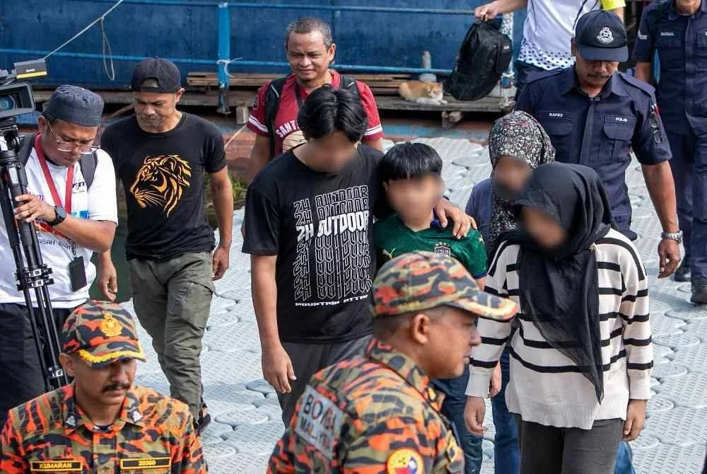 Enam individu termasuk dua kanak-kanak yang dilaporkan hilang ketika menyertai Ekspedisi Trans Gerah di Gunung Gerah, Kelantan, selamat tiba di Jeti Trojan, Tasik Temenggor, Gerik hari ini selepas dibawa keluar dari kawasan berkenaan. - Bernama