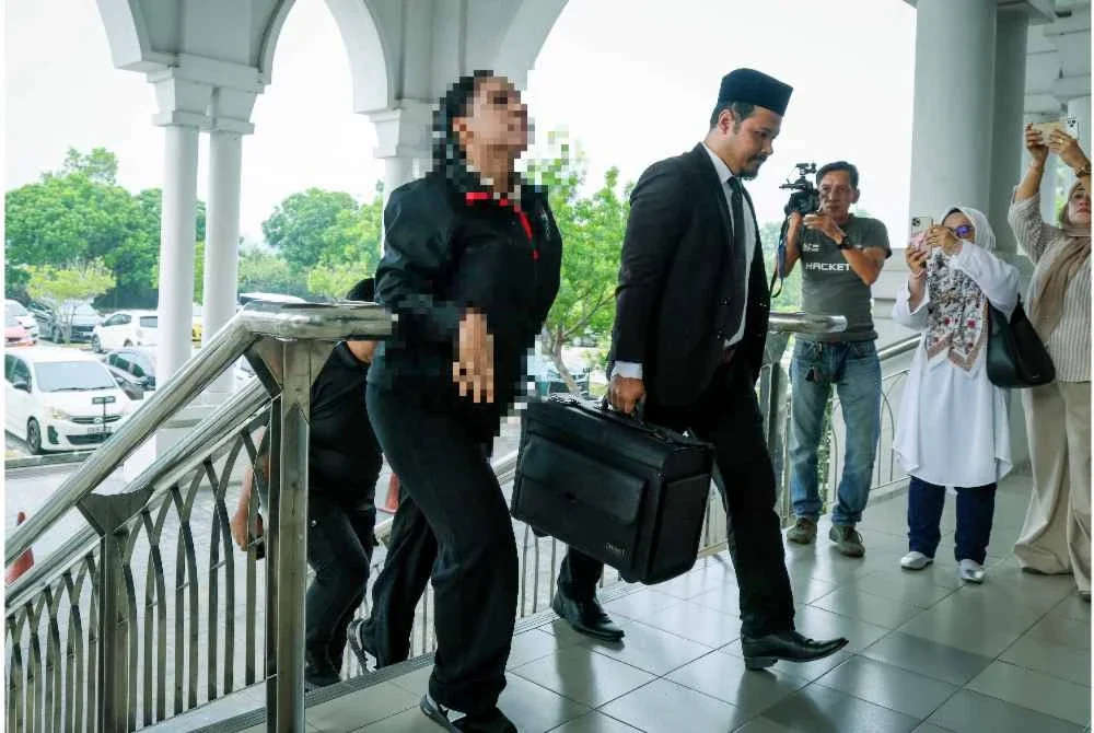 Seorang lelaki Orang Kurang Upaya (OKU) mengaku tidak bersalah di Mahkamah Rendah Syariah hari ini atas pertuduhan berlagak seperti perempuan dengan memakai pakaian wanita, tahun lepas. Foto Bernama