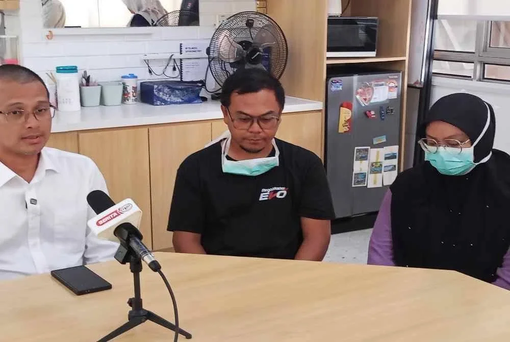 Mohd Fared (kanan) bertemu dengan ibu bapa Haira di Hospital Sultanah Aminah (HSA) Johor Bahru.