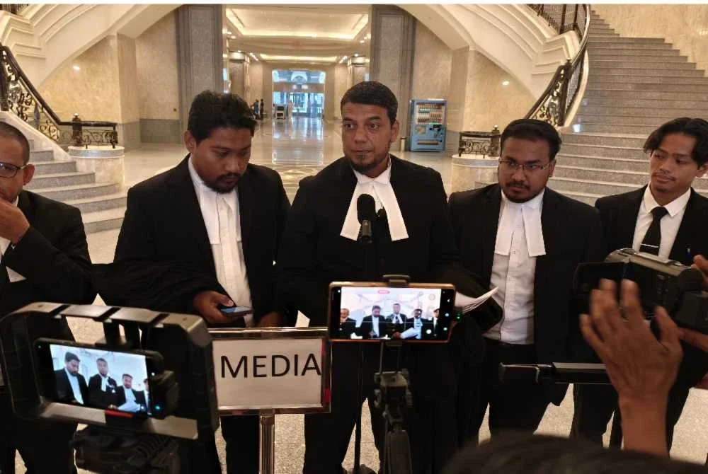 Muhammad Rafique (tengah) hadir ke Mahkamah Rayuan di Putrajaya pada Selasa bagi rayuan pembebasan Muhammed Yusoff dalam kes dadah dan memiliki pistol tiruan.