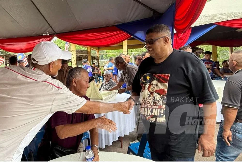 Ab Rauf (kanan) beramah mesra dengan penduduk DUN Ayer Limau pada Jelajah Ketua Menteri Sayang Rakyat, Selasa. Foto SINAR HARIAN/NORAFIZA JAAFAR