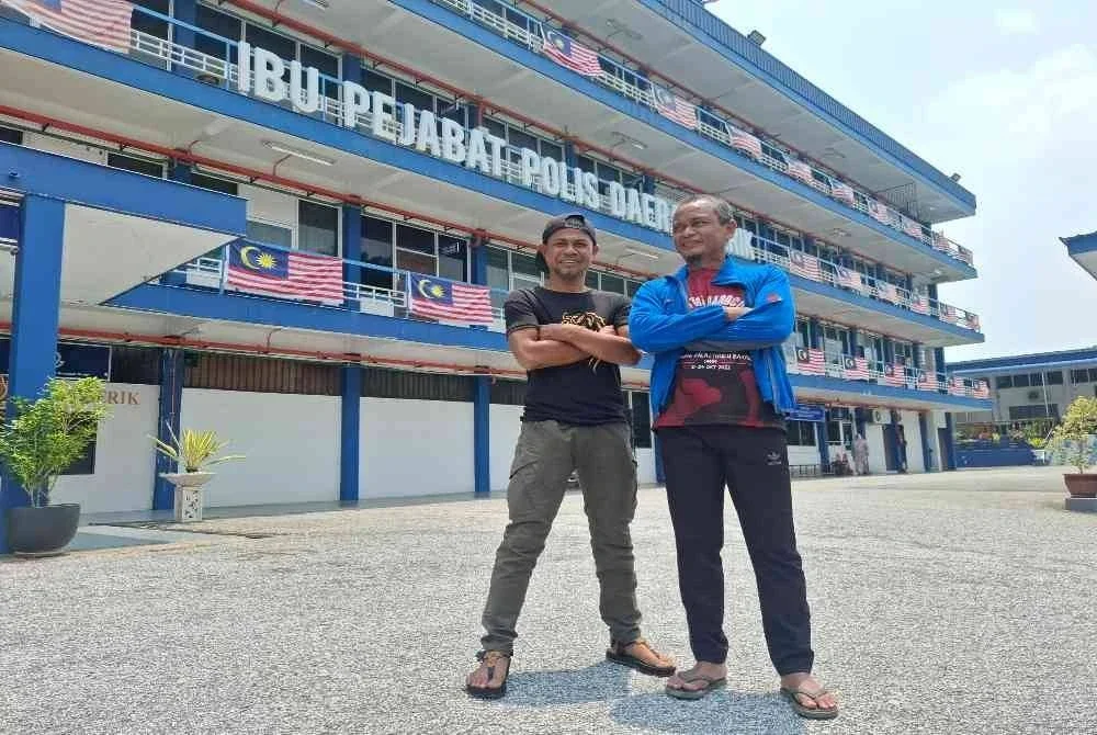 Shafiee (kanan) bersama Hazman, masing-masing berpengalaman lebih 20 tahun sebagai malim gunung ketika ditemui pemberita di IPD Gerik pada Selasa.