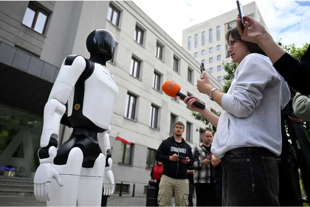 Robot humanoid keluaran Delta Robots Agibot ditemu bual wartawan ketika demonstrasi berlangsung. Foto: AFP