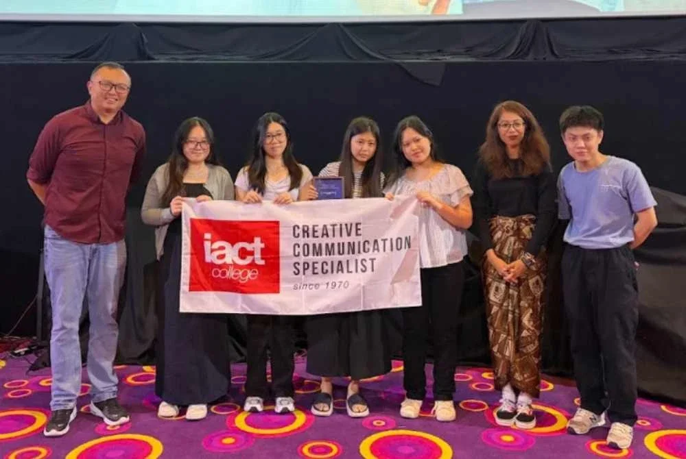 Dari kiri: Timothy Chan Liem Joe, Chloe Tan Koh Xin, Olivia Liew Wen Li, Esther Loh Zi Yew, Hayley Zi Yen Barnes, Ain Syafiqah Rosdi