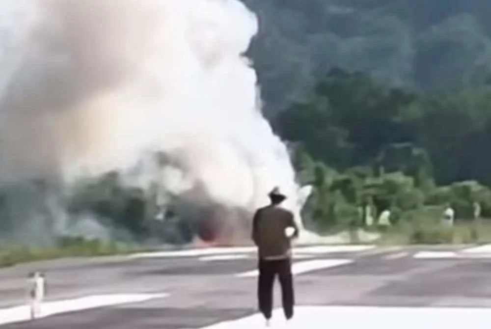 Sebuah helikopter membawa lima individu termasuk juruterbang terhempas berhampiran Long Lellang STOLport di Marudi, Sarawak. Foto tular Threads