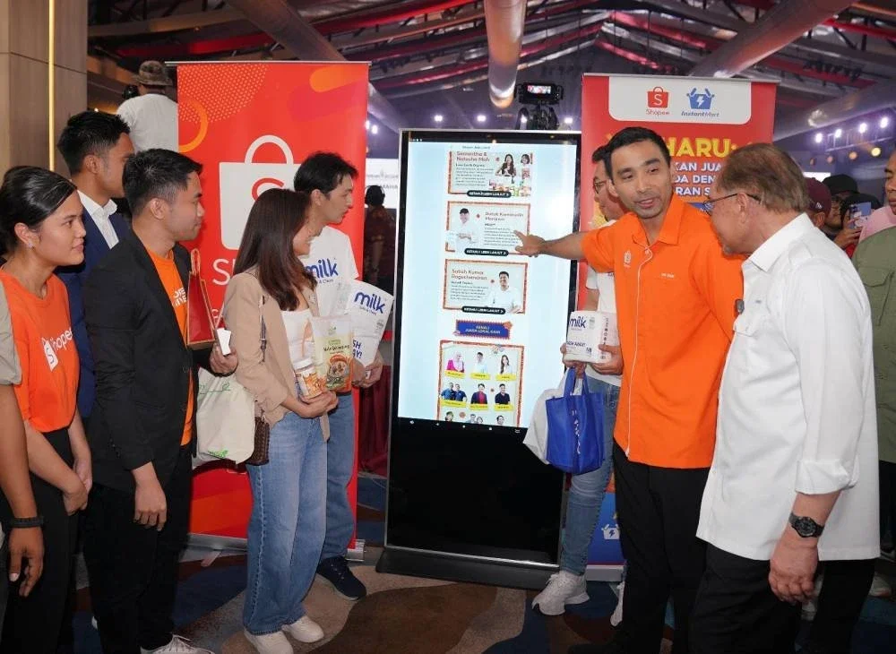 Anwar menyantuni empat daripada 31 usahawan Shopee Juara Lokal semasa hari perasmian penutupan MAHA 2026 di MAEPS pada Ahad.