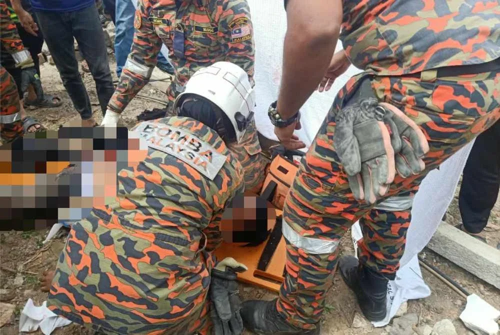 Dalam kemalangan kedua, mangsa tersepit di bawah Proton Exora menyebabkannya cedera di bahagian leher. Foto: JBPM