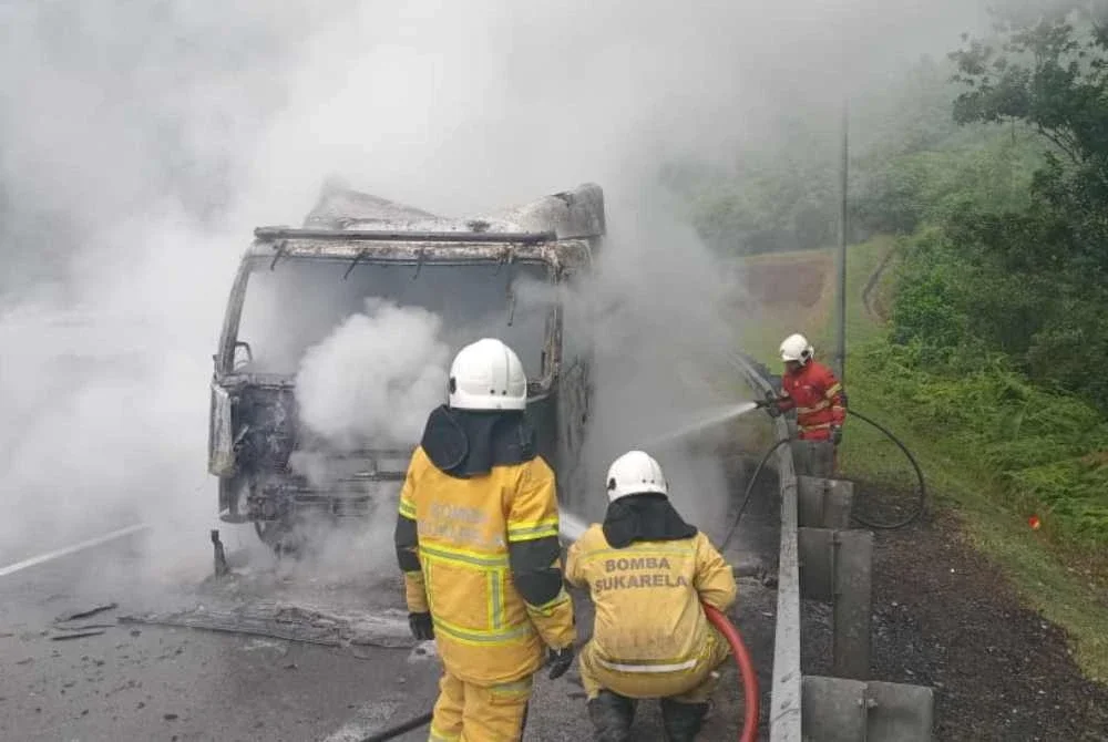 Anggota bomba sedang memadamkan kebakaran sebuah lori tangki pada Selasa.