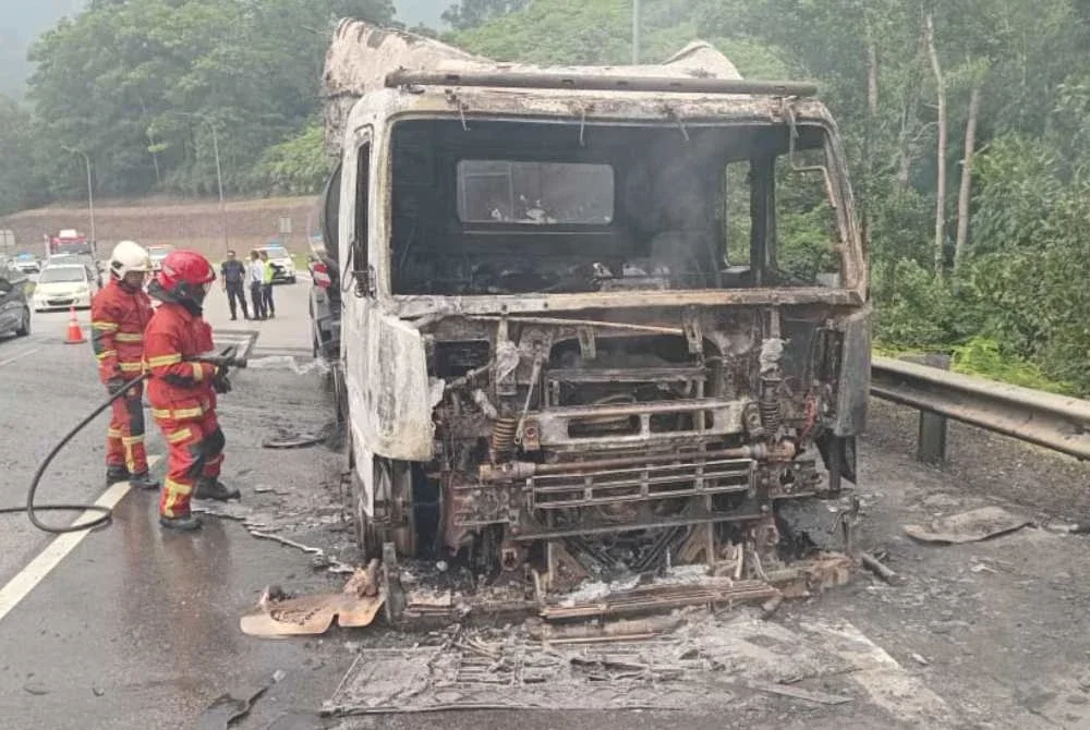 Keadaan di lokasi kebakaran sebuah lori tangki pada Selasa.