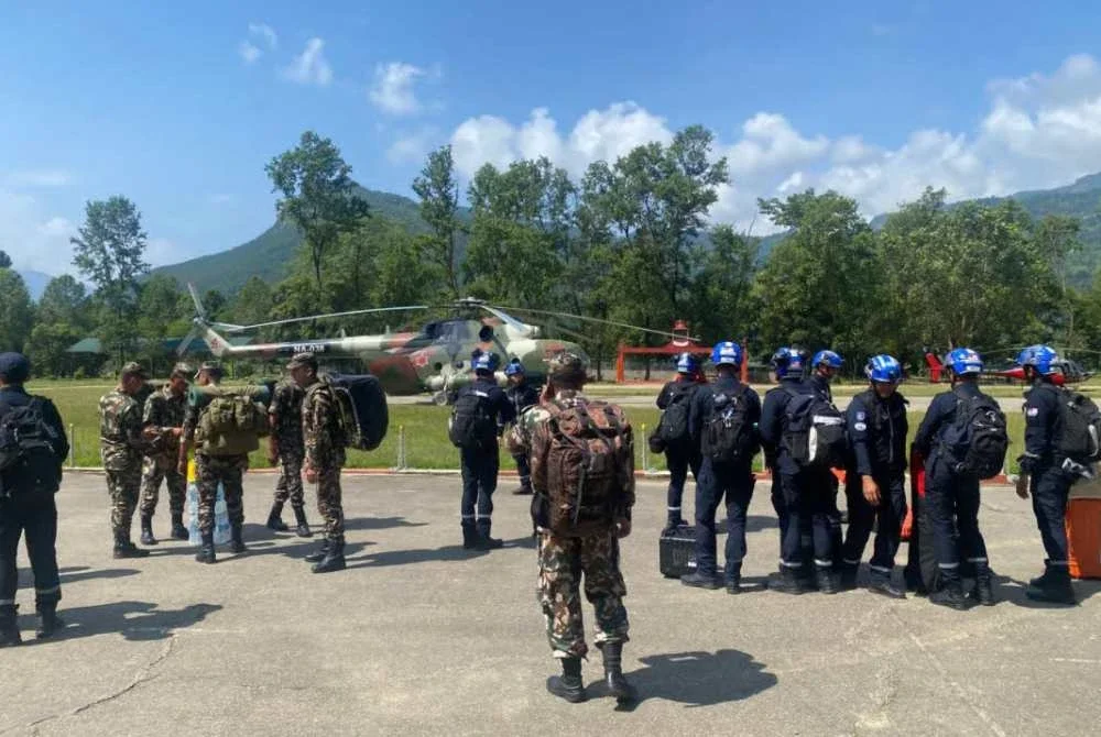 Seramai 10 anggota Pasukan SMART diketuai seorang pegawai berlepas dari Markas Taktikal Tentera Nepal di Trishuli pada jam 10.45 pagi waktu tempatan menggunakan helikopter MI-17 menuju ke Dhunche.