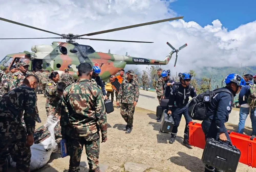 Seramai 10 anggota Pasukan SMART diketuai seorang pegawai berlepas dari Markas Taktikal Tentera Nepal di Trishuli pada jam 10.45 pagi waktu tempatan menggunakan helikopter MI-17 menuju ke Dhunche.