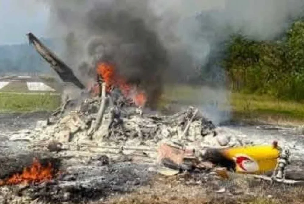 Keadaan helikopter yang terhempas dan terbakat di lokasi.