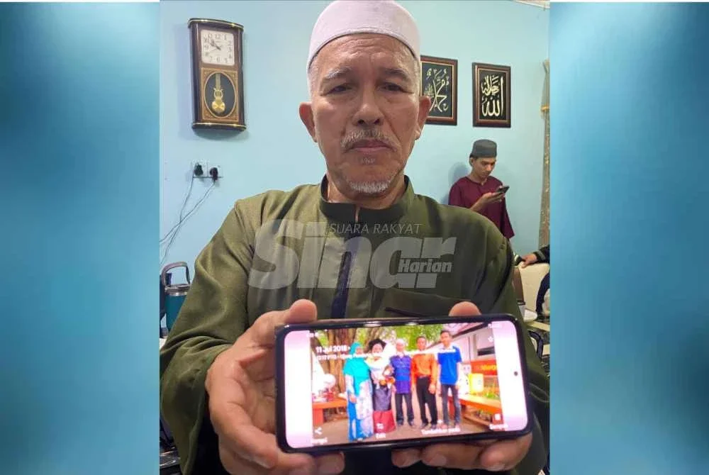 Kamaruddin menunjukkan gambar kenangan bersama Dr Ainul.