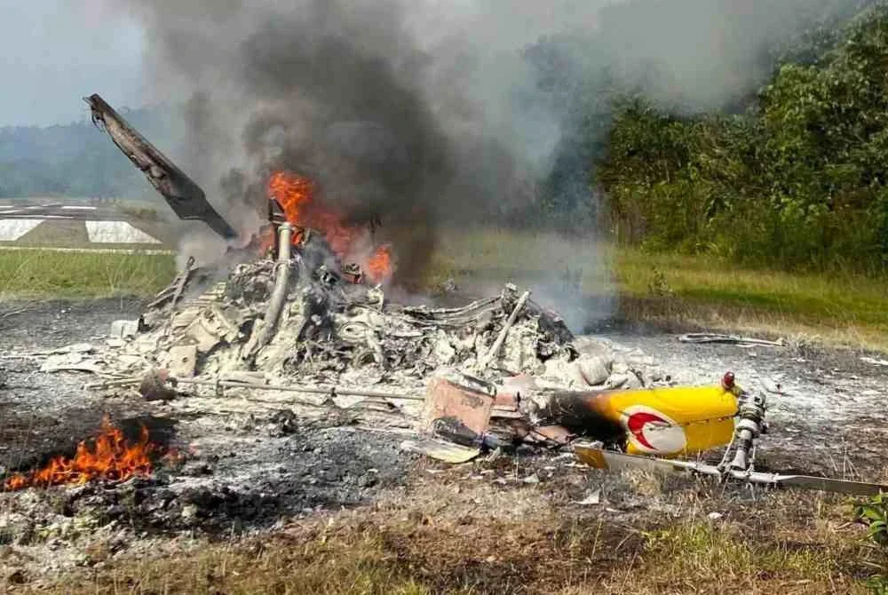 Lima individu berada di dalam helikopter Perkhidmatan Doktor Udara (FDS) Kementerian Kesihatan Malaysia (KKM) yang terhempas berhampiran STOLport Long Lellang, Sarawak pada petang Selasa.