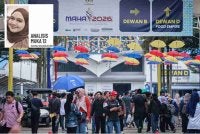 Pengunjung melihat pelbagai pameran serta menyertai aktiviti yang disediakan pada MAHA 2026 di MAEPS, Serdang. Foto Bernama