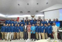 Khairul Rizam (tengah) bersama Raden Mohammad Iman, Azmir dan Rika Amelia selepas majlis pemeteraian memorandum persefahaman (MoU) antara MBWP dan Gerakan Ekonomi Kreatif Nasional (GeKrafs) Indonesia di Kedutaan Besar Republik Indonesia di Kuala Lumpur