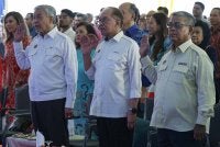 Anwar (tengah) ketika hadir pada Program Mengenang Negarawan Tun Abdul Razak "Arkitek Pembangunan Negara Bangsa" di Memorial Tun Abdul Razak pada Selasa. Turut sama, Timbalan Perdana Menteri, Datuk Seri Dr Ahmad Zahid Hamidi (kiri) dan Menteri Perpaduan Negara, Datuk Aaron Ago Dagang. Foto Bernama
