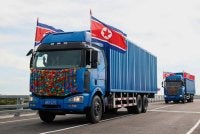 Trak Korea Utara melintasi Jambatan Yakov Novichenko yang menghubungkan kedua-dua negara. - Foto Agensi