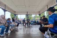 Ahli keluarga berkumpul di IPD Gerik semeentara menanti proses keterangan dilakukan.