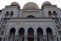 Mahkamah Tinggi menolak permohonan pemilik akaun Facebook untuk menangguhkan pembayaran ganti rugi RM250,000 kepada Mufti Perlis berhubung kes saman fitnah berkaitan GISBH. Foto hiasan 