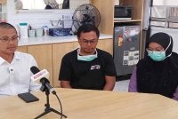 Mohd Fared ( kanan) bertemu dengan ibu bapa Haira di Hospital Sultanah Aminah (HSA) Johor Bahru. 