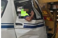 Pemandu van tersepit dalam kemalangan pada Selasa. Foto Metropolitan Fire Deparment Kuala Lumpur