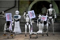 'Mereka' berarak sambil membawa sepanduk dalam demonstrasi berkenaan. Foto: AFP