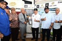 Hajiji (tiga dari kanan) bersama pengurusan tertinggi Sawit Kinabalu menunjukkan SKT3 (Sawit Kinabalu Tocotrienols) semasa melawat kilang pengekstrakan Phytonutrient Kunak Lipids Sdn Bhd di Kunak.