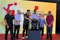 Mohammed Taufiq (tiga dari kiri) dan Azmir (tiga dari kanan) melakukan simbolik sempena Majlis Pelancaran Liga Takraw Nasional Mekdi 2026 di McDonald's Pantai Sentral Park di sini pada Selasa.