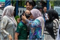 Ahmad Raef Wan Ahmad Aslam 9, (dua dari kiri) yang menyertai Ekspedisi Trans Gerah di Gunung Gerah, Kelantan pada 29 Ogos lalu bertemu waris di IPD Gerik. Foto Bernama
