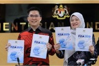 Fadhlina bersama Timbalan Menteri Pendidikan, Wong Kah Woh menunjukkan pelaporan PISA 2025 di Putrajaya hari ini. - Foto: Bernama