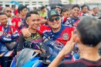 Akmal bergambar bersama orang ramai yang hadir pada Karnival Anak Muda minggu lalu. Foto SINAR HARIAN/NORAFIZA JAAFAR