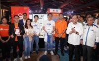 Usahawan dan wakil empat jenama Shopee Juara Lokal bersama Anwar, Mohamad dan Nik Emir di MAHA 2026.