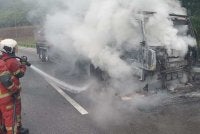 Anggota bomba sedang memadamkan kebakaran sebuah lori tangki pada Selasa.