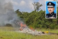 Helikopter membawa lima individu termasuk juruterbang terhempas di hujung landasan. Gambar kecil: Mohamad Zainal