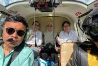 Dr Ainul Baraah (belakang, tengah) antara mangsa yang terlibat dalam bnahas helikopter di Ulu Baram, Sarawak pada Selasa. 
