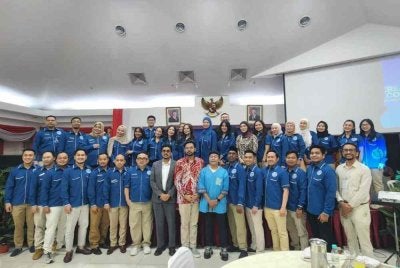 Khairul Rizam (tengah) bersama Raden Mohammad Iman, Azmir dan Rika Amelia selepas majlis pemeteraian memorandum persefahaman (MoU) antara MBWP dan Gerakan Ekonomi Kreatif Nasional (GeKrafs) Indonesia di Kedutaan Besar Republik Indonesia di Kuala Lumpur