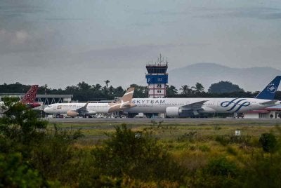 Lapangan Terbang Antarabangsa Soekarno-Hatta dan dua lagi lapangan terbang di Indonesia kembali beroperasi awal Selasa selepas pihak berkuasa mengisytiharkan keadaan selamat. Foto fail AFP