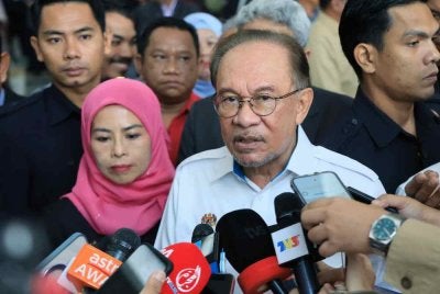 Anwar ditemu bual pemberita selepas hadir pada Majlis Perhimpunan Bulanan Kementerian Perladangan dan Komoditi pada Selasa. Foto Bernama