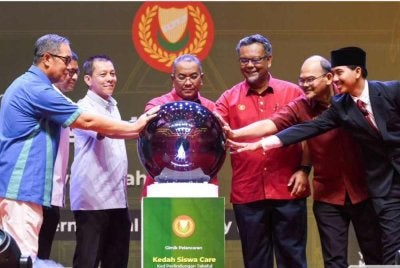 Muhammad Sanusi (tengah) hadir pada Majlis Pelancaran Program Bakti Siswa Perdana Negeri Kedah kali ke-3 dan Kedah Siswa Care pada petang Isnin. FOTO UPDA