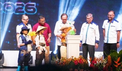 Anwar (tiga dari kiri) pada Majlis Penutupan Pameran Pertanian, Hortikultur dan Agropelancongan Malaysia (MAHA) 2026.