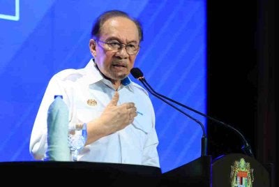 Anwar menyampaikan ucapan pada Majlis Perhimpunan Bulanan Kementerian Perladangan dan Komoditi pada Selasa. Foto Bernama 