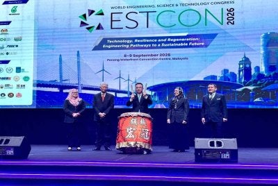Lih Kang (tengah) merasmikan ESTCON ke-9 2026 pada Selasa.